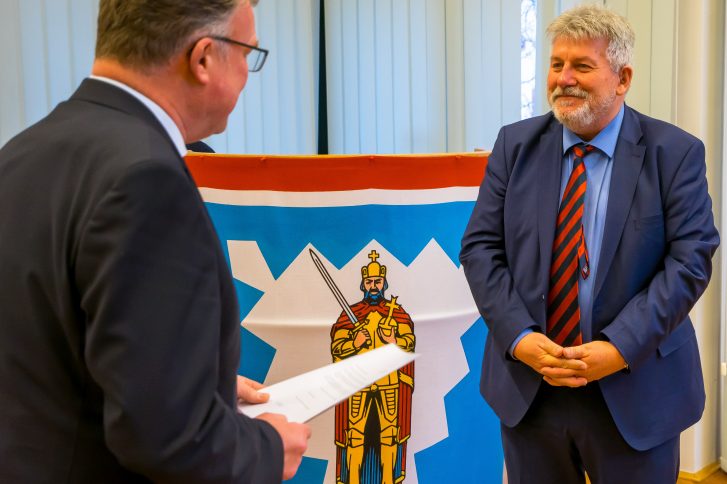 Amtsnachfolger Gernot Kaser (r.) bei der Vereidigung // Foto: Stadt Wedel / Kamin
