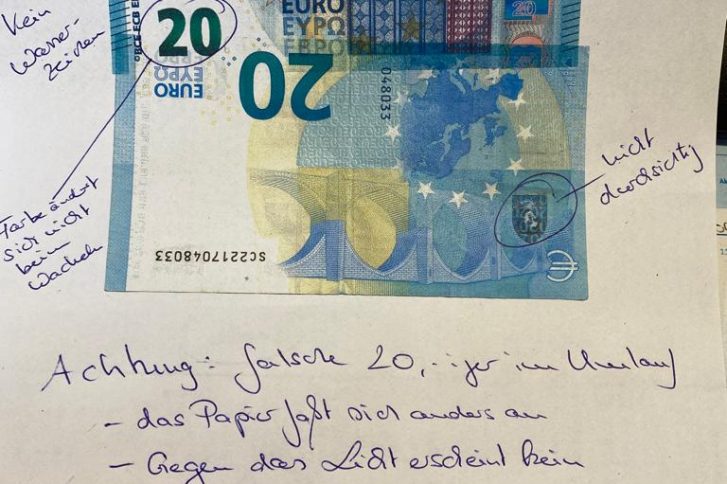 Falschgeld - bei näherer Betrachtung fallen die vielen Mängel an diesem Zwanziger auf.