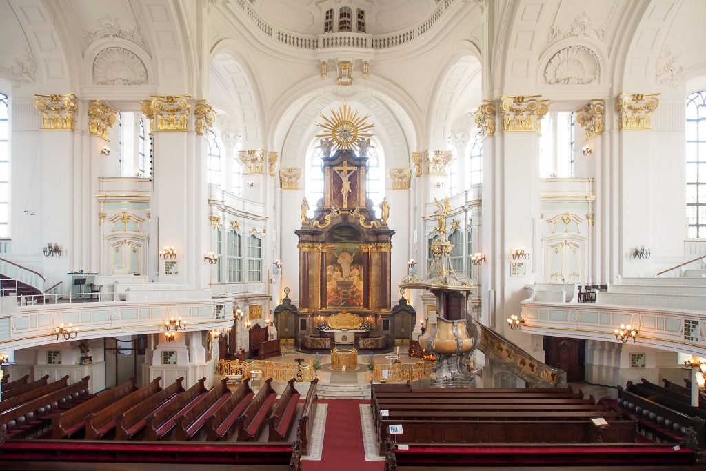 Der Innenraum des Michels mit Altar. Der Michel ist Hamburgs jüngste Hauptkirche.