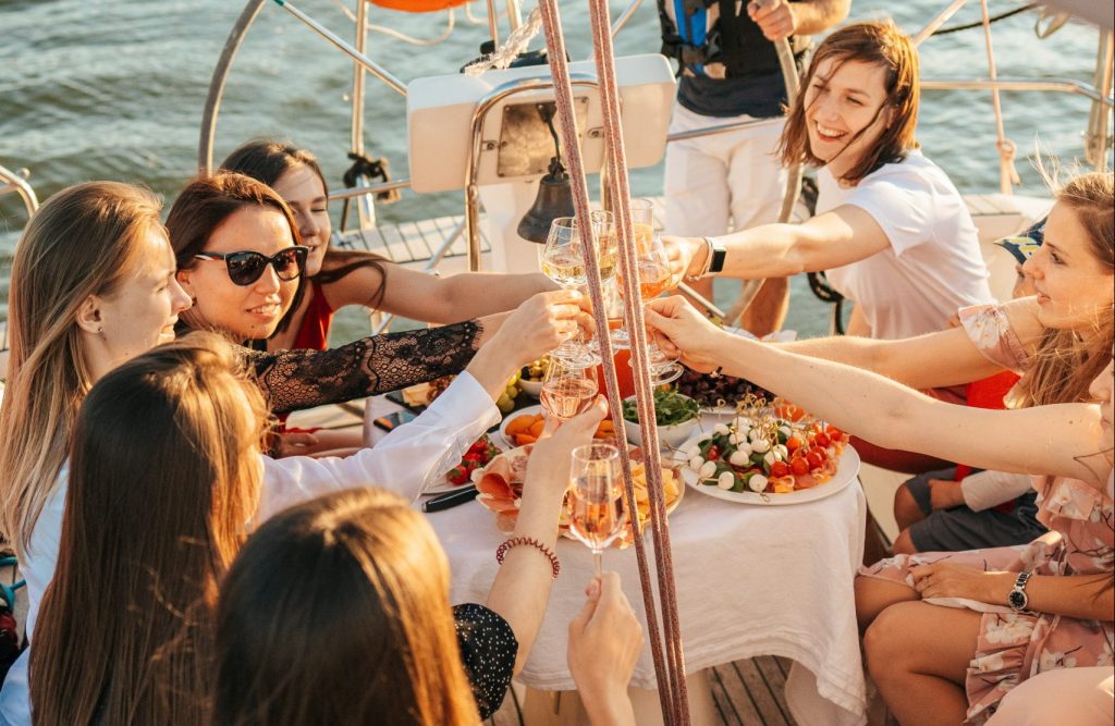 Junggesellenabschied - Hier isnd Freundinnen auf einem boot und feiern den Junggesellinnenabschied