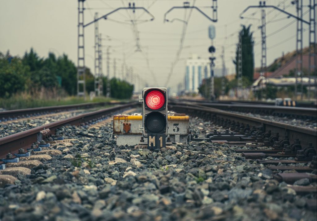 kommpt das 9 Euro-Ticket? – Bahnstrecke, Signal steht auf rot