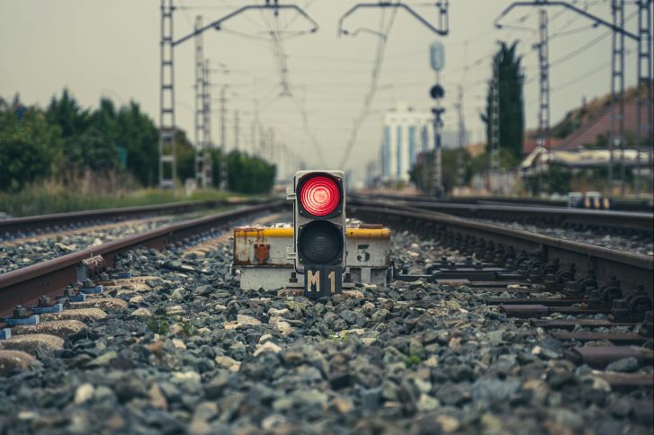 kommpt das 9 Euro-Ticket? – Bahnstrecke, Signal steht auf rot
