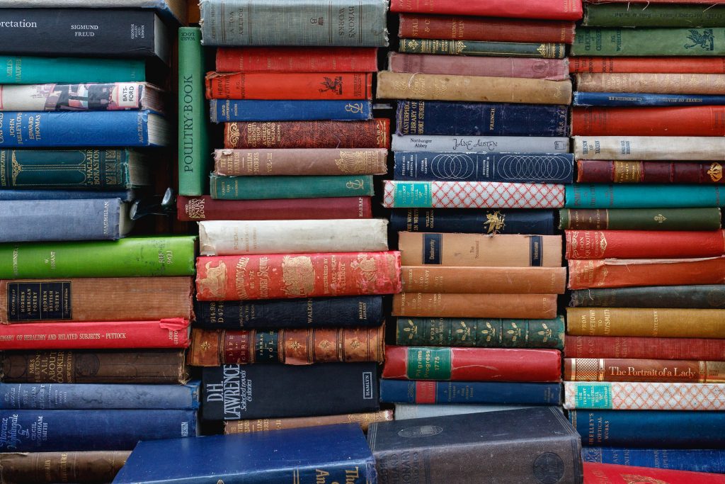 Literatur in den Häusern – Stapel schöner Bücher, hier sind die Buchrücken zu sehen