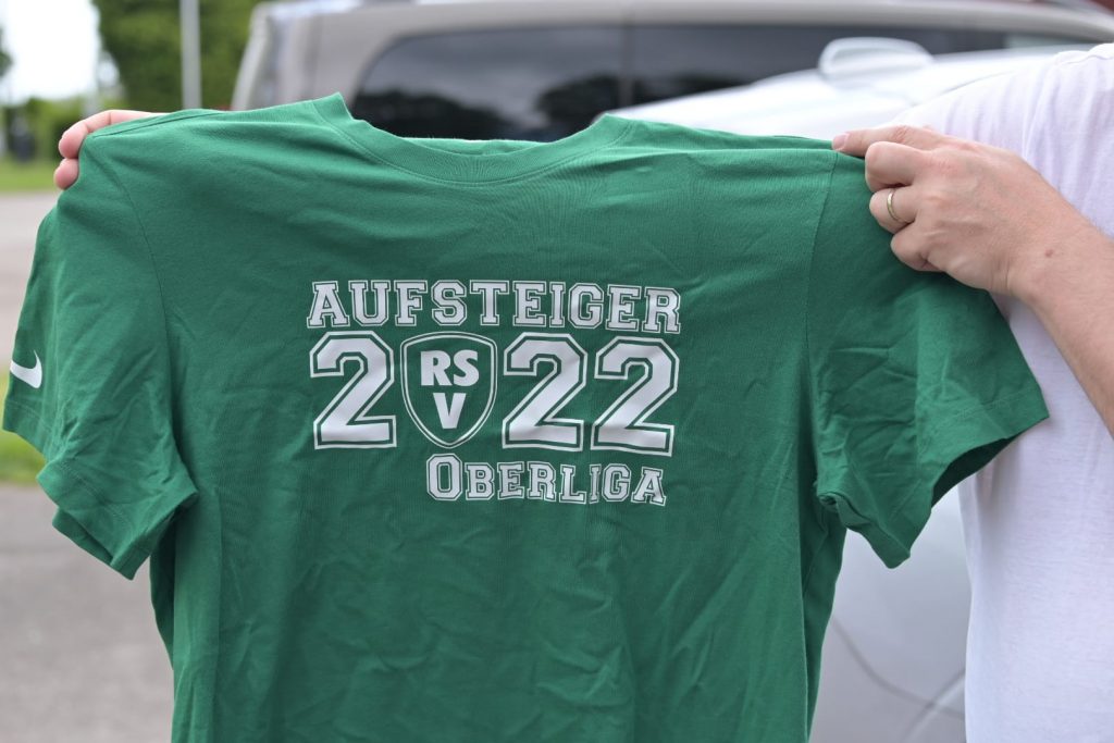 Historisches Shirt zum historischen Aufstieg // Foto: Rissener SV