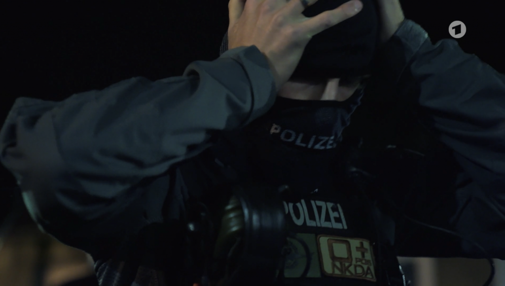 Foto aus der Reportage. Ermittler bereiten sich auf die Hausdurchsuchung vor. // Foto: Droemer