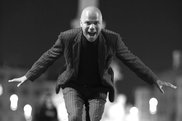 Freut sich auf seinen Auftritt beim Mini-Matjesfest: Sänger Dennis Durant // Foto: Newfield.