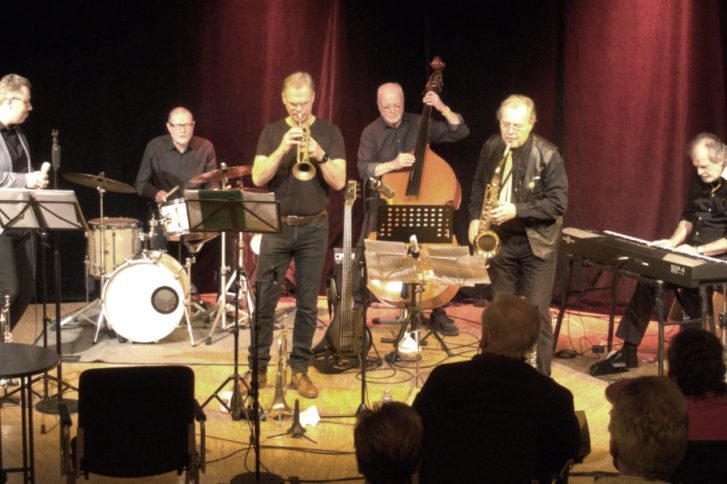 „Batavia“: Die Midnight-Swingstars spipelen auf dem Kult-Kultur-Kahn