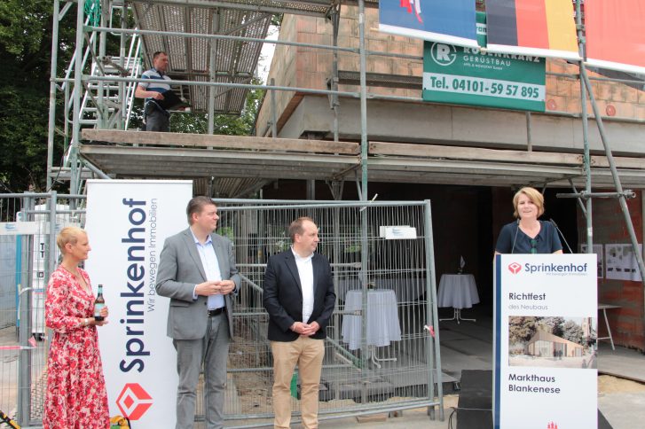Dr. Stefanie von Berg (Bezirksamtsleiterin Altona), Dr. Andreas Dressel (Finanzsenator), Jan Zunke (Geschäftsführer Sprinkenhof GmbH) und die verantwortliche Architektin Alexandra Bub (v.l.)