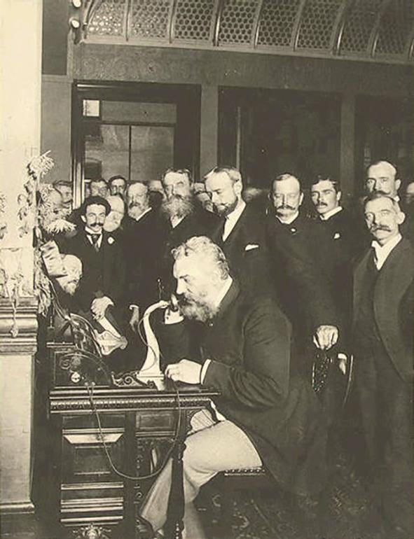 Alexander Graham Bell am Telefon