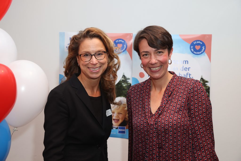 Carola Veit, Präsidentin der Hamburger Bürgerschaft und Julia Wöhlke, erste Vorsitzende des Budniander Hilfe e.V. // Foto: Wallocha 