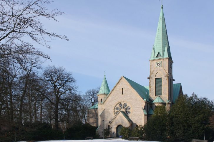 Das Benefizkonzert findet in der Christuskirche in Othmarschen statt // Foto: Dirtsc, Chro gesamt, CC BY-SA 3.0 (cropped)