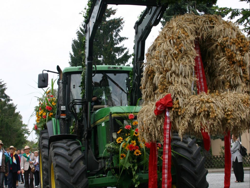 Erntedankgottesdienst mit Festumzug – Geschmückter Traktor