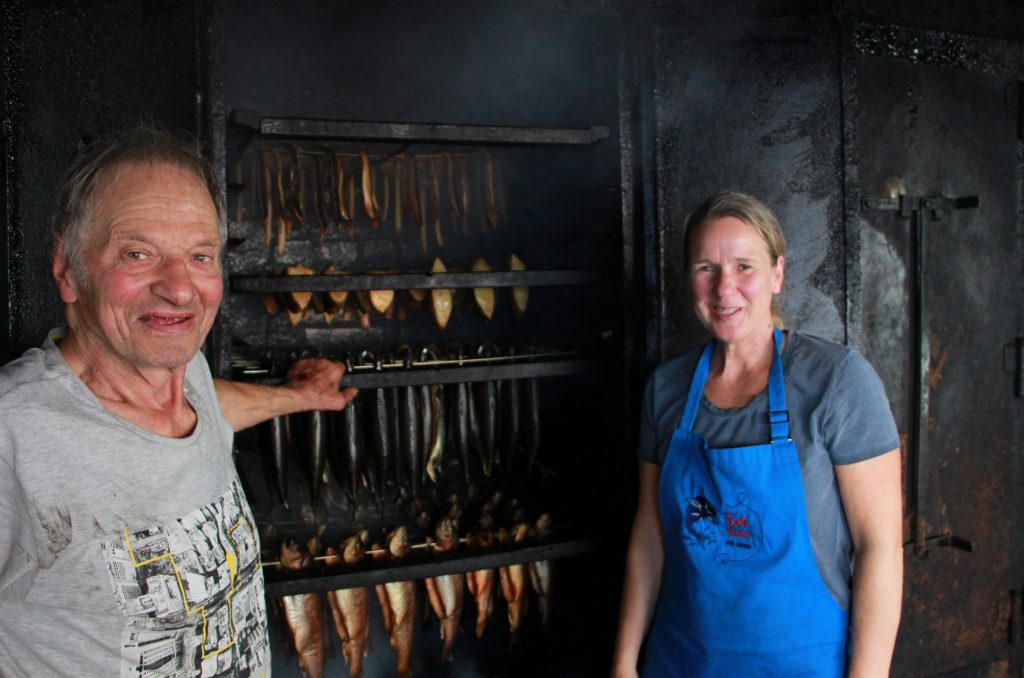 Hans Werner Schwan und seine Tochter Jutta Schwan verarbeiten gemeinsam mit ihren Angestellten bis zu 70 Kilogramm pro Woche in der Fischräucherei.