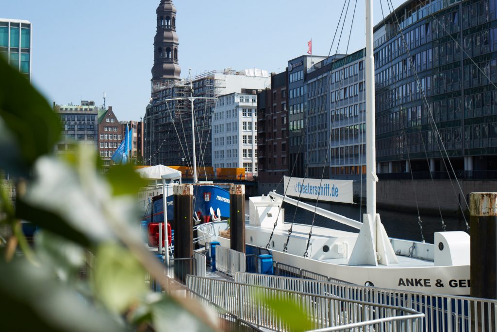 Das Theaterschiff Hamburg liegt an der Holzbrücke 2, Nikolaifleet. // Foto: Henning Heide – Hier findet am 20. Septemeber die Premiere zum Improvisationstheater statt