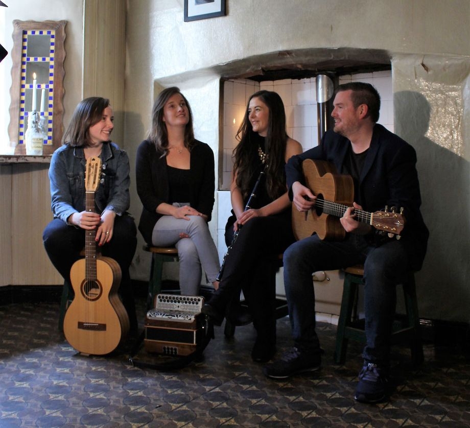 Mit dabei sind Teresa Horgan (Gesang & Flute), Meabh Ní Bheaglaoich (Gesang & Akkordeon), Ríona (Gesang) und Matt Griffin (Gitarre) – Dingle Folkfest