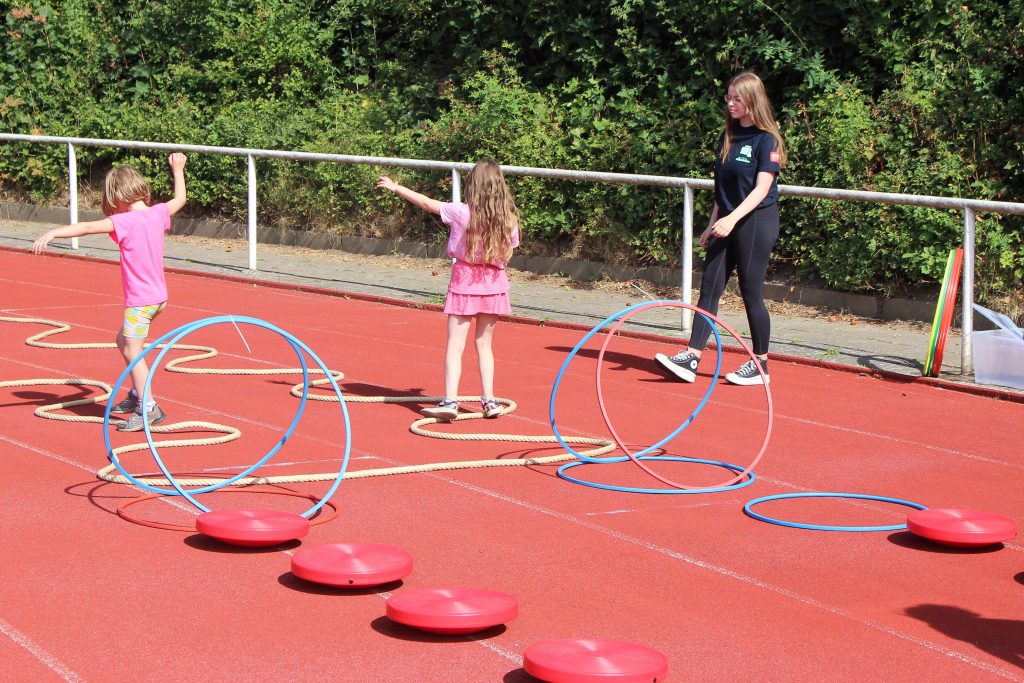 Verkaufsoffener Sonntag mit Kinderprogramm in Wedel – Sport mit Gmynastikreifen