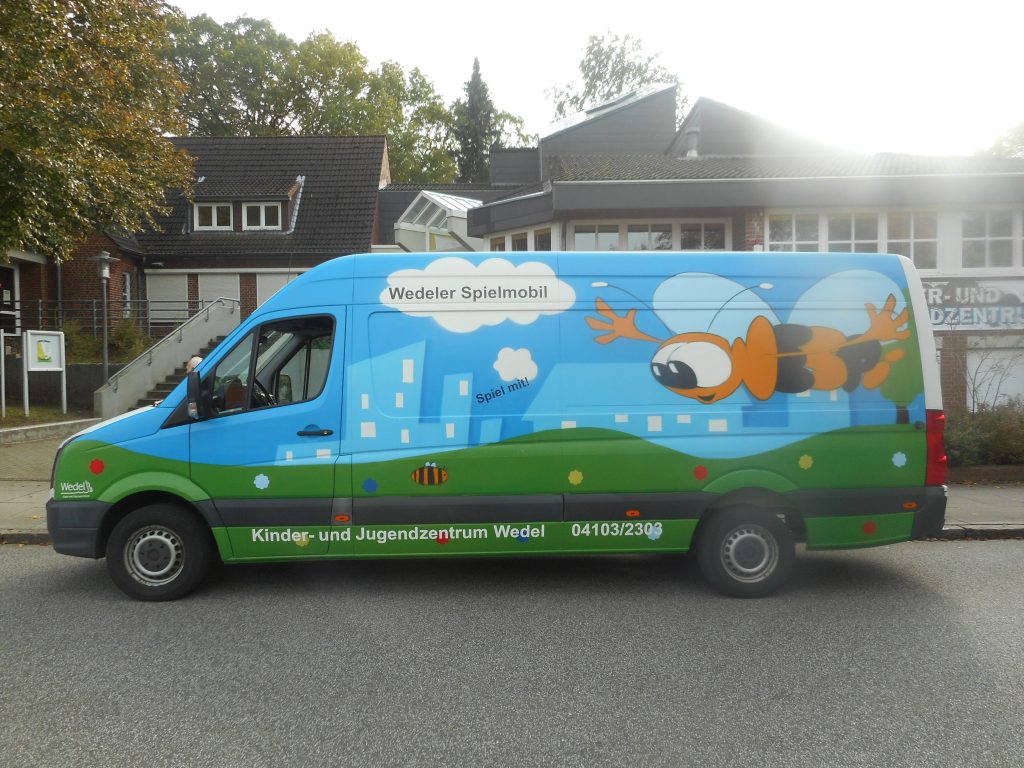 Verkaufsoffener Sonntag mit Kinderprogramm in Wedel – Das Wedeler Spielmobil ist mit dabei.