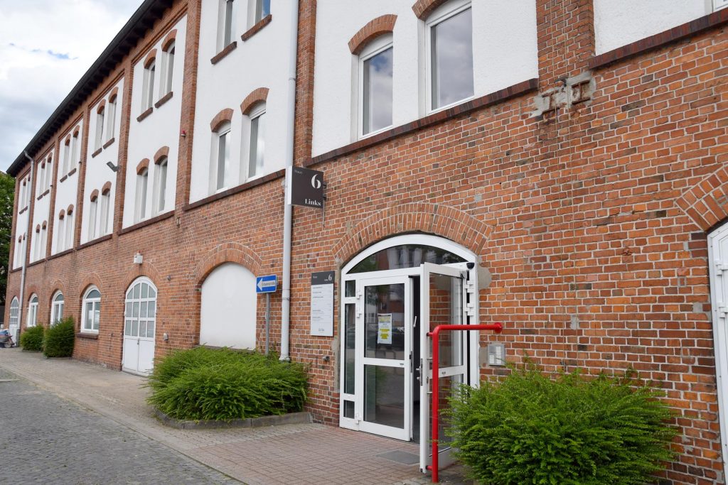 Versteigerung in Bahrenfeld – Hier ist der Eingang zum zentralen Fundbüro der Stadt Hamburg. Gegenüber liegt die große Versteigerungshalle.