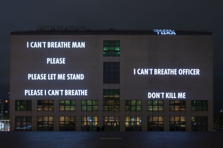Jenny Holzer (*1950) IN MEMORIAM, Lichtprojektion, 2020 Hamburger Kunsthalle, Hamburg Lichtprojektion Text: Transkription der letzten Worte von George Floyd; 115 Namen von Schwarzen, die ihr Leben durch Polizeigewalt und/oder andere Formen rassistischer Gewalt verloren haben © 2022 Jenny Holzer, member Artists Rights Society (ARS), NY / VG Bild-Kunst, Bonn 2022 Foto: Christoph Irrgang