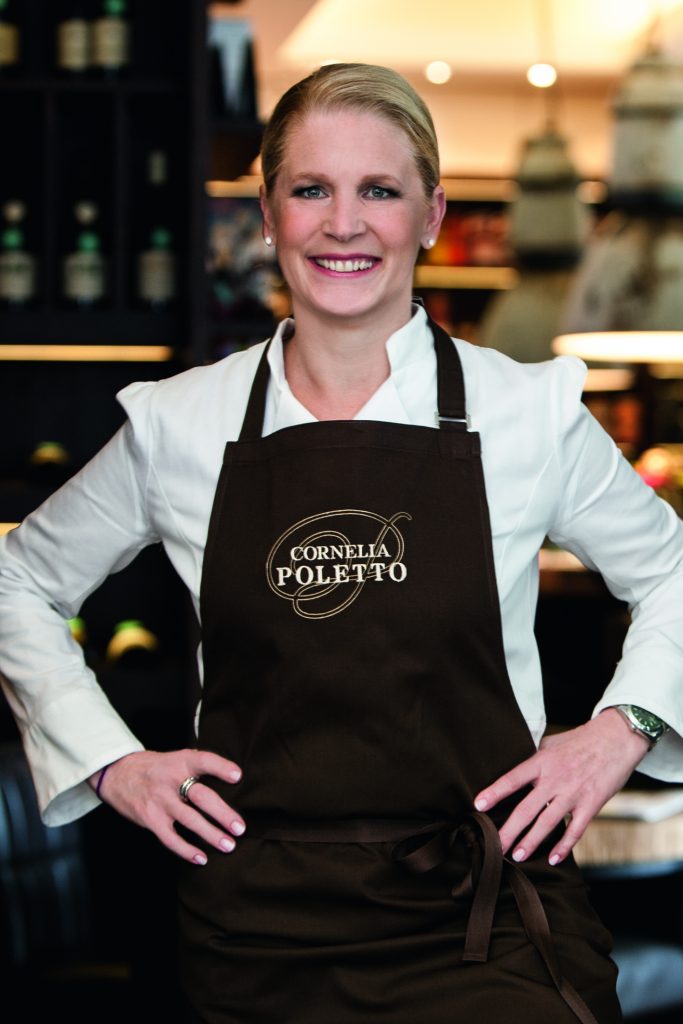 Cornelia Poletto ist Köchin und Gastgeberin aus Leidenschaft. Mit ihrem „Palazzo“ verbindet sie diese EIgenschaften in einem Mix aus toller Küche und feinstem Varieté.