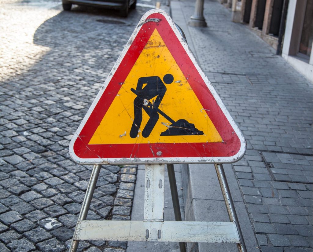 Die Vollsperrung gilt ab dem 14. November 2022. (Symbolbild) – Straßenschild für Bauarbeiten