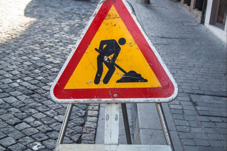 Die Vollsperrung gilt ab dem 14. November 2022. (Symbolbild) – Straßenschild für Bauarbeiten