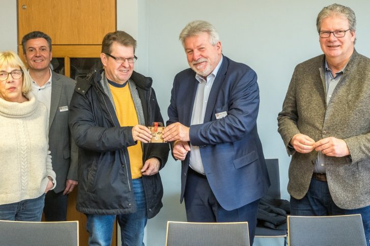 Der Bundestagsabgeordnete für den Wahlkreis Pinneberg, Dr. Ralf Stegner (SPD) und der Wedeler Bürgermeister Gernot Kaser (3. und 4. von links) sprachen mit (v.l.) der SPD-Ratsfraktionsvorsitzenden Sophia Jacobs-Emeis, dem Fachbereichsleiter der Stadt Wedel, Ralf Waßmann, und dem Landtagsabgeordneten Thomas Hölck über aktuelle Herausforderungen der Rolandstadt. Foto: Stadt Wedel/Kamin