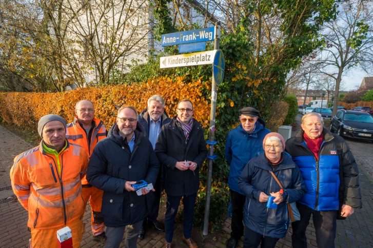 Gemeinsam ans Ziel: Mitarbeitende des Bauhofes der Stadt Wedel (in Orange), Marc Cybulski, Bürgermeister Gernot Kaser, Minister Dirk Schrödter, Volker König, Marie- Luise König und Wolfgang Rüdiger, Ratsherr (SPD) in der Stadt Wedel. Foto: Stadt Wedel/Kamin