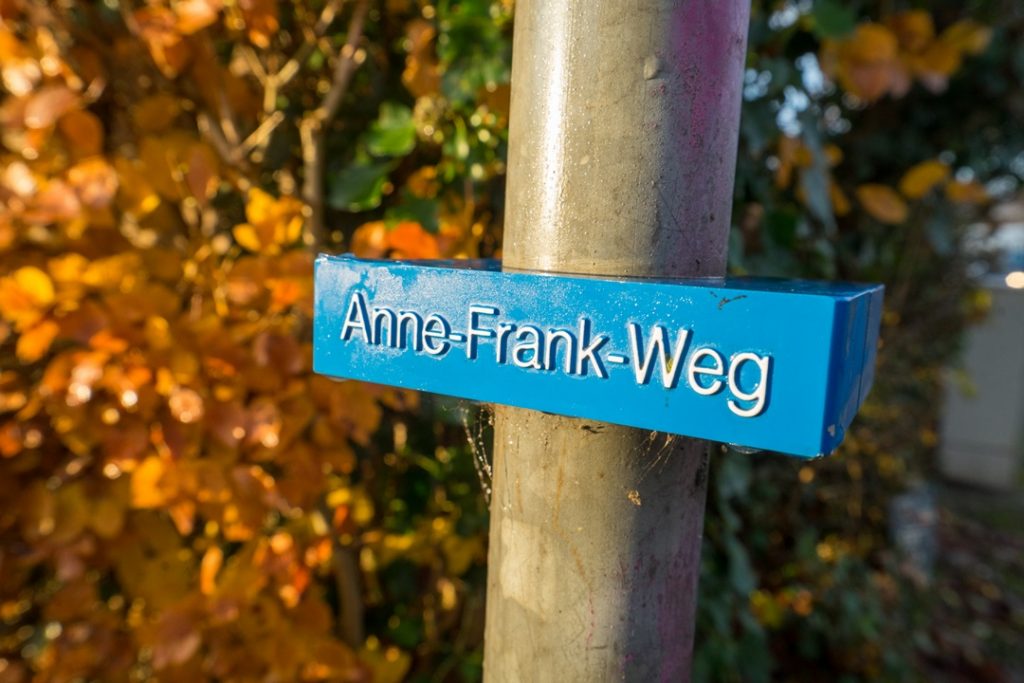 Ein Straßenschild für Sehbehinderte nach dem Entwurf von Volker König.