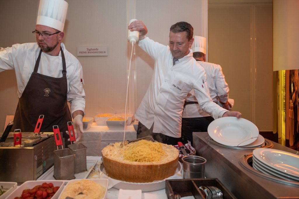 Peter Sikorra, Küchenchef des Grand Elysée Hotel Hamburg, beim Live-Cooking.