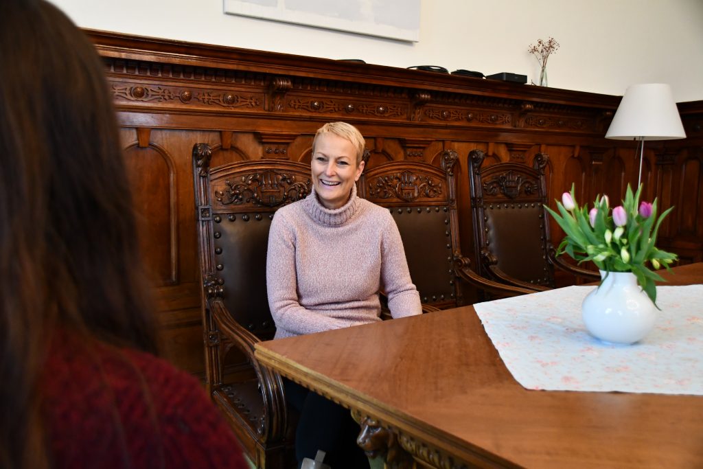 Kinder- und Jugendsprechstunde: Bezirksamtsleiterin Stefanie von Berg sprichtmit einer Schülerin.