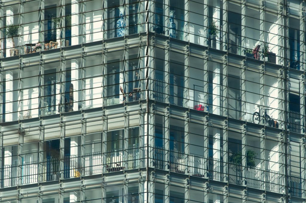 Hamburg wächst, doch der Wohnungsmarkt kann kaum mithalten. // Foto: Anja Bauermann auf Unsplash - Wo findet man in Hamburg Wohnungen - Bild der Glasfassade eines Wohnhausese