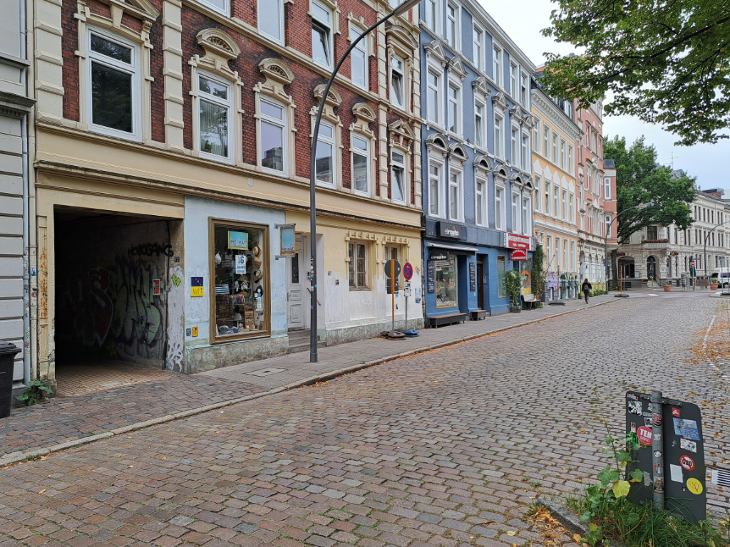 freiRaum Ottensen – In der Großen Brunnenstraße sollen Parplätze weichen und Platz für Spielgeräte und Sitzbänke machen.