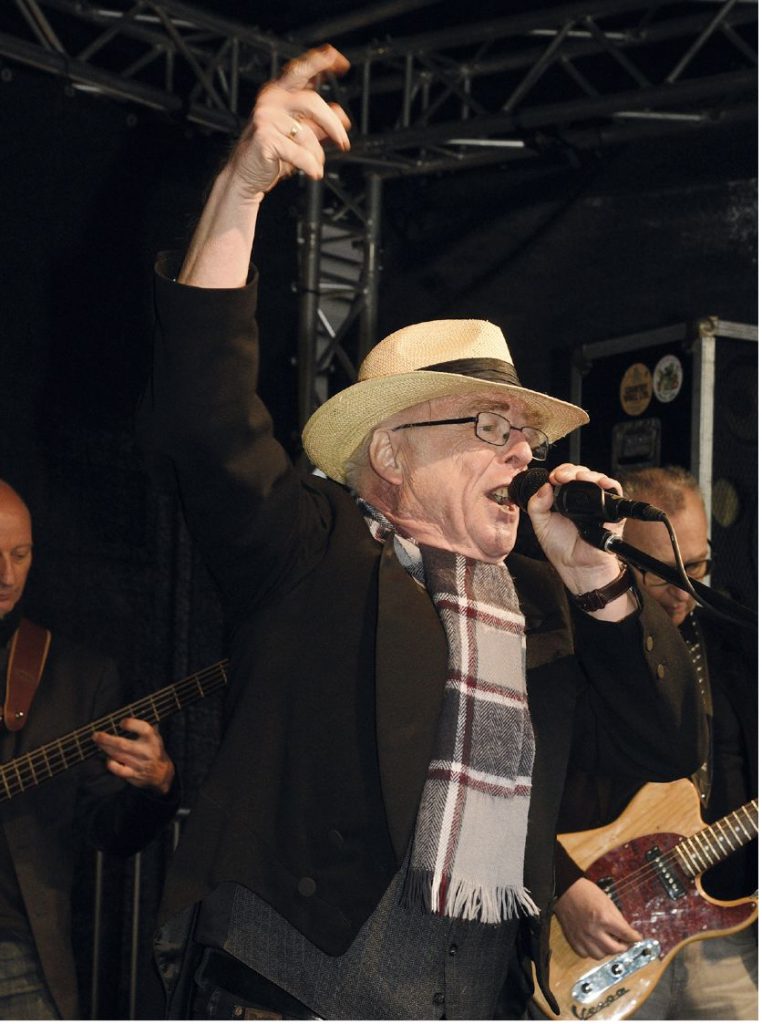 Sänger und Frontmann Manfred Vesper gibt alles 40 Jahre Klönschnack – Party