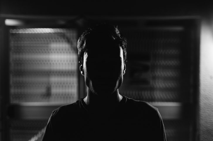 Mitte Oktober vergangenen Jahres kam es in Bahrenfeld zu einem versuchten Mord. Die Polizei hat nun neue Erkenntnisse und startet einen weiteren Zeugenaufruf. - Bild eines mannes im Schatten. Er blickt scheinbar zur Kamera.