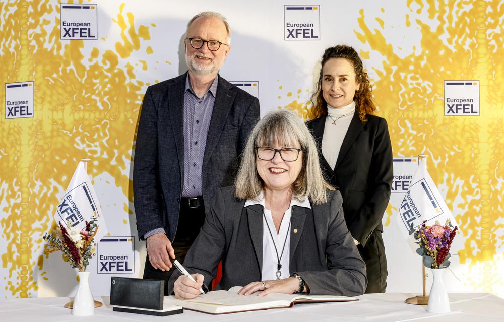 Donna Strickland beim Eintrag in das European XFEL Gästebuch mit Geschäftsführer Robert Feidenhans'l und der wissenschaftlichen Direktorin Sakura Pascarelli