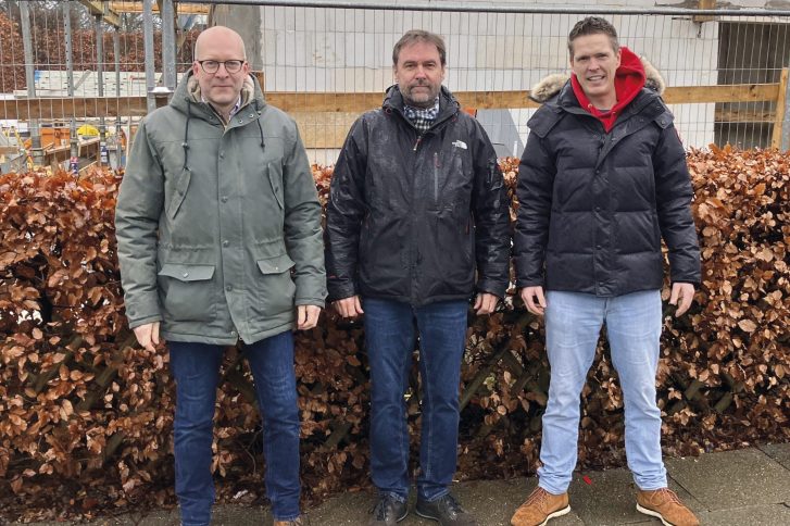 Wehrführer Christian Andresen (49), der ehemalige Hauptbrandmeister Wolfgang Cords (63) und der stellvertretende Hauptbrandmeister Tim Lohmann (36) von der Freiwilligen Feuerwehr Nienstedten.