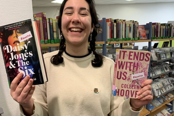 Büchereimitarbeiterin Janet Akgül leitet den neuen Lesekreis „Booktalk“ // Foto: Stadtbücherei Wedel