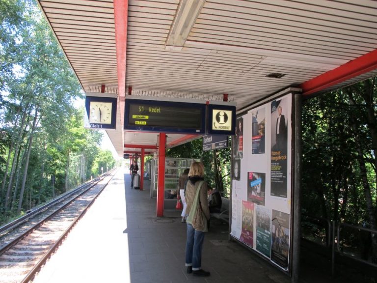 Der Bahnsteig der S-Bahnstation Iserbrook soll barrierefrei werden. Bislang fehlen hier moderne Leitsysteme für Sehbehinderte. // Foto: S-Bahn