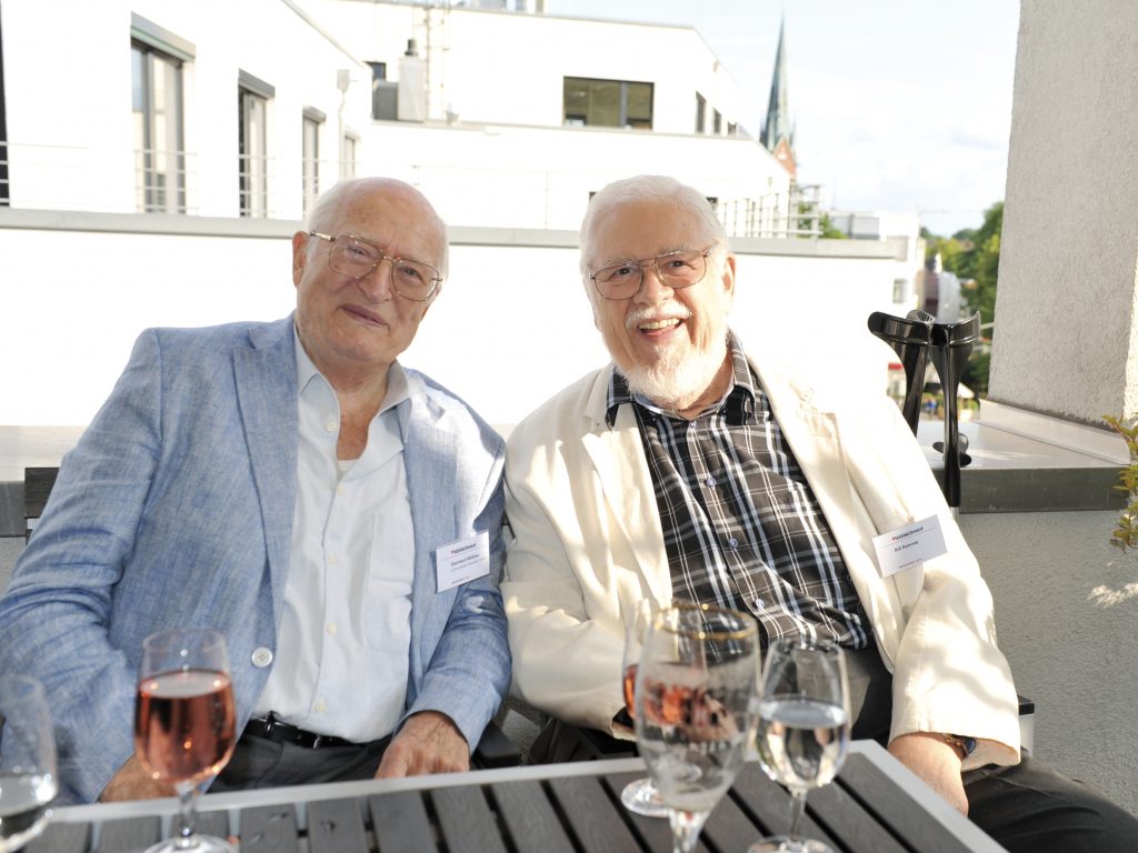 Zwei Legenden: Theatergröße Eberhard Möbius und Musik-Gigant Bill Ramsey (v.l.) beim Matjesessen auf der Terrasse des Hamburger Klönschnack 2012. – Wir suchen noch Fots zum Jubiläum