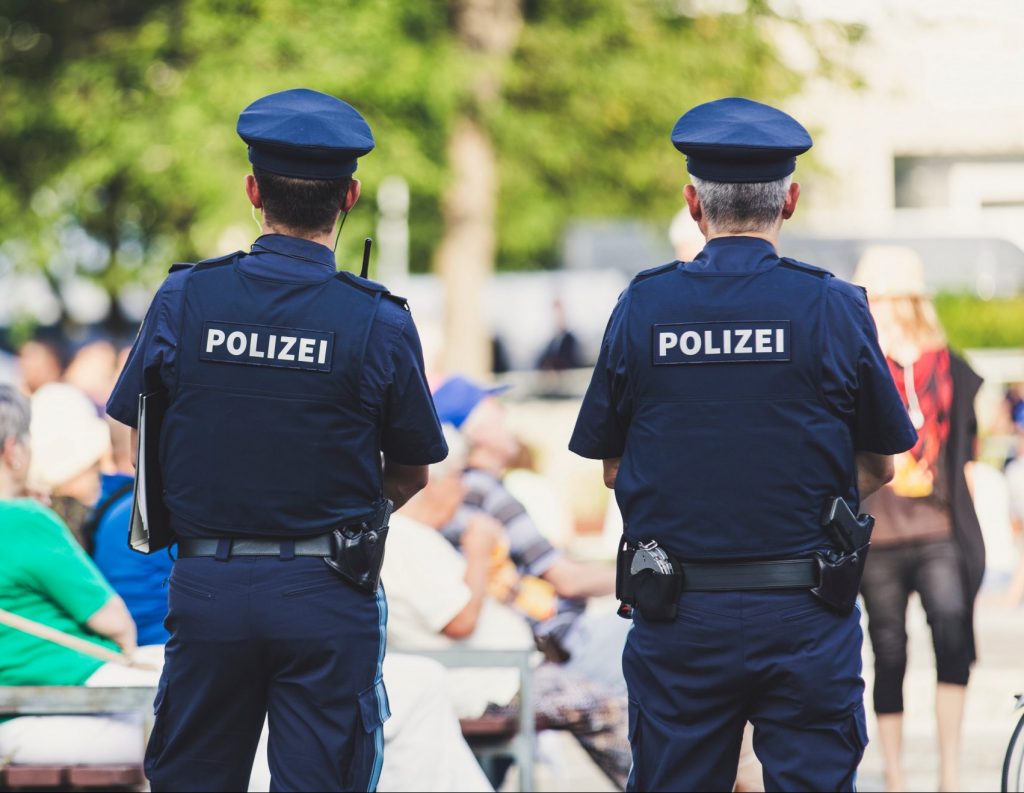 Bild zeigt zwei Polizisten -Die Diebin in Wedel konnte dank beherzten Einsatzes eines Zeugen gefasst werden. // Foto:Markus Spiske auf Unsplash