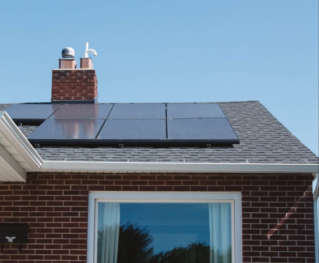 Solarenergie kann auch vom heimischen Dach kommen. Doch bevor es so weit ist, muss einiges beachtet werden. Welche Regeln gelten ab diesem Jahr? - Bild zeigt ein Dach mit Solarpanelen(cropped)