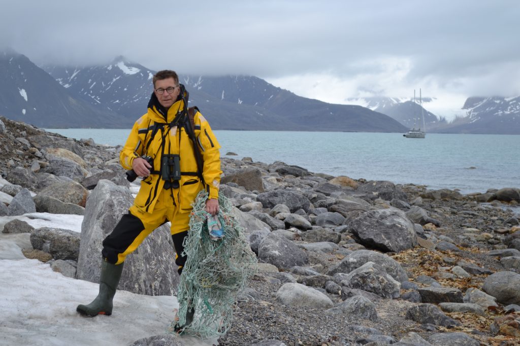 Peter Kaupke beim Plastikmüll sammeln – (hier Fischernetz) auf Spitzbergen (Möllerfjord) – Interview zur Besegelung des (un-) ewigen Eises