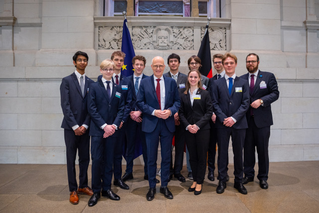 Die Hamburger Schüler mit Bürgermeister Tschentscher im Bundesrat