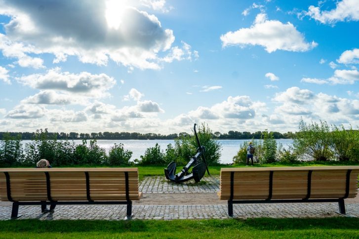 Noch vor Ostern baut der Bauhof der Stadt Wedel die Bänke am Willkomm Höft wieder für die Sommersaison auf. Archivfoto: Stadt Wedel/Kamin