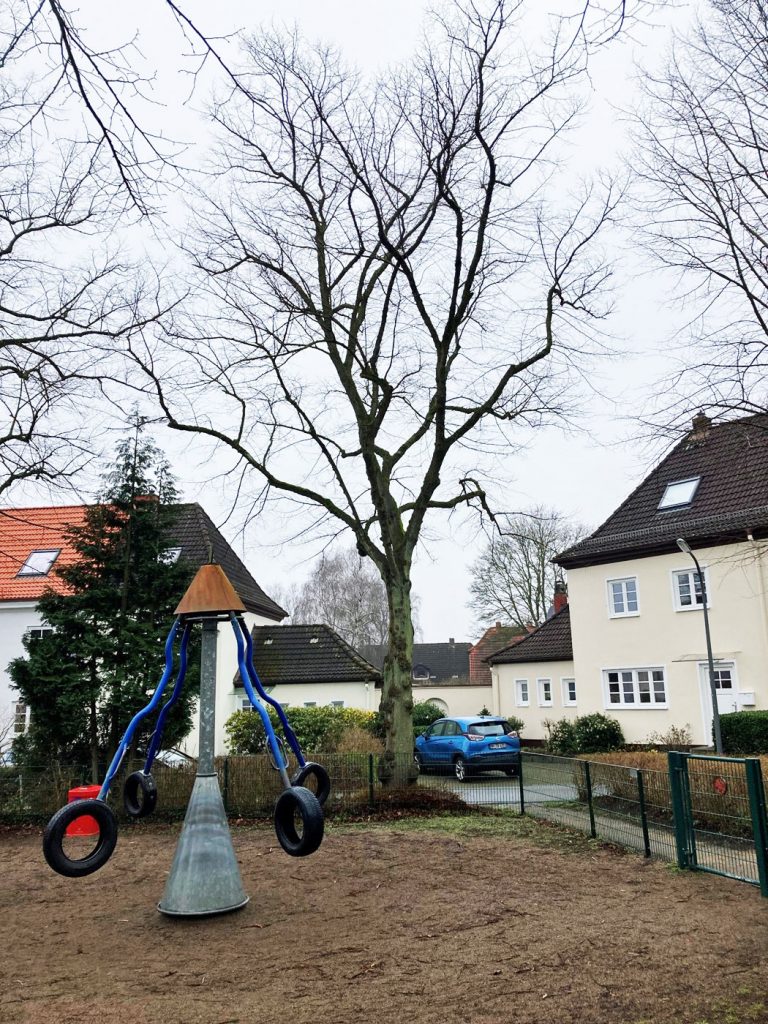 Die Holländische Linde stellt eine Gefahr für alle Passanten dar. // Foto: Bezirksamt Altona