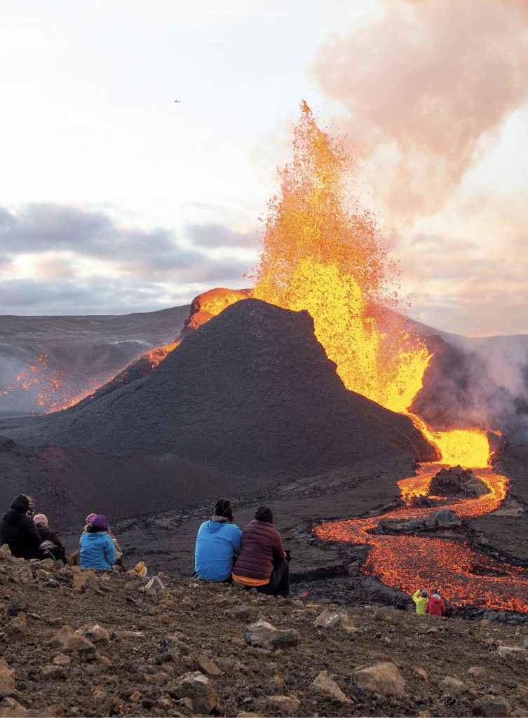 Selbst verhältnismäßig kleine Vulkanausbrüche wie hier blasen viele klimaschädliche Gase in die Atmosphäre. // Foto: Thorir_AdobeStock