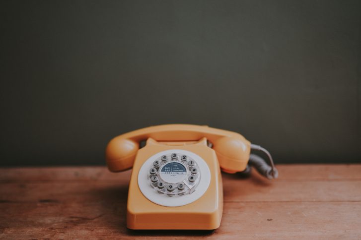 Verkehrsunfall Wedel: Die Polizei bittet um Hinweise zum Unfallbeteiligten und sucht Zeugen. // Foto: Annie Spratt auf Unsplash - Bild zeigt altes Telefon mit Wählscheibe