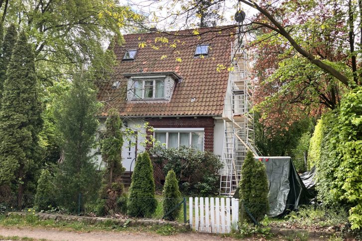 Hier fand am gestrigen Donnerstag die Tötung statt. Das Haus wurde polizeilich versiegelt. // Foto: Klönschnack // Bild zeigt das Einfamilienhaus in Blankenese