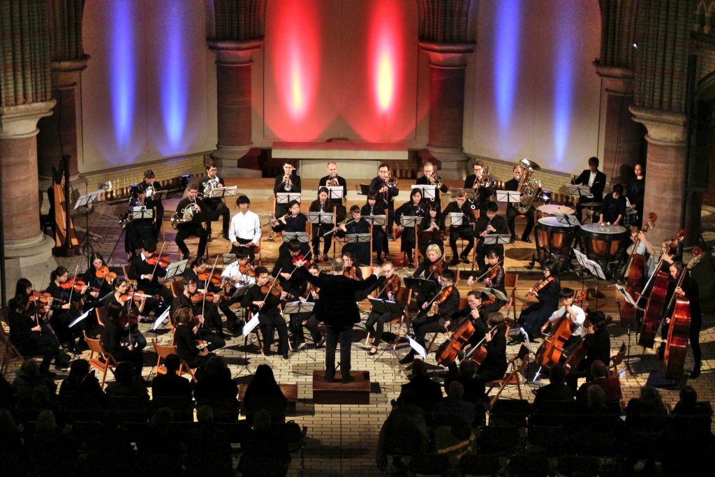Kulturkirche Altona: Zu sehen ist ein großes Orchester in der Kulturkirche Alton